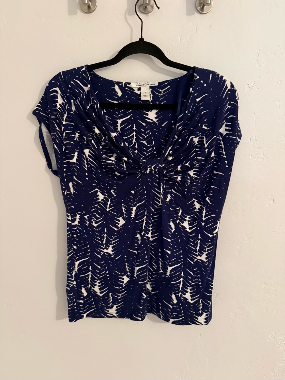 Kenneth Cole Blue & White Patterned Knot-Front Women's Top